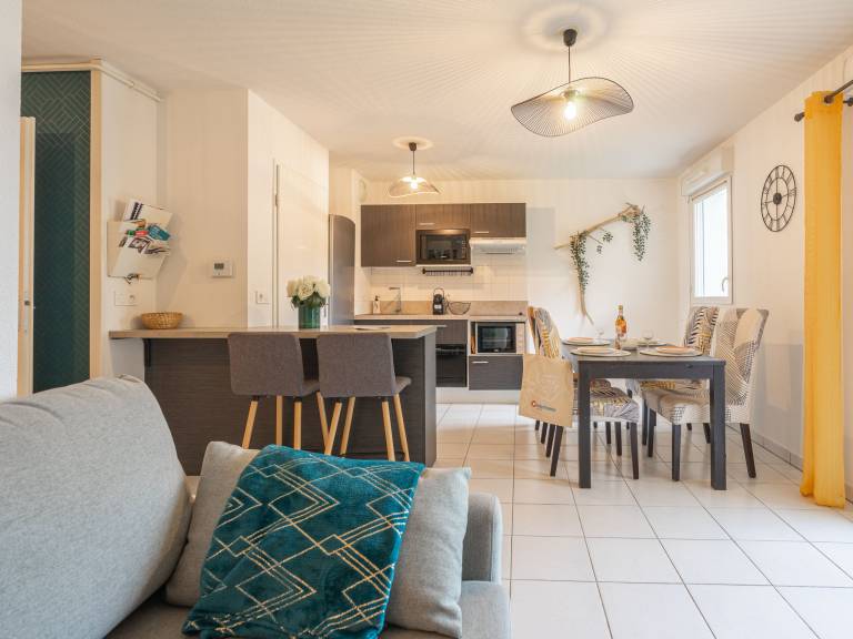 Apartment with BBQ & patio — photo 2