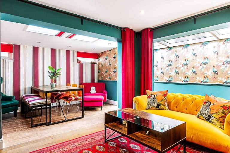 Vibrant Kensington Flat with Garden Bar