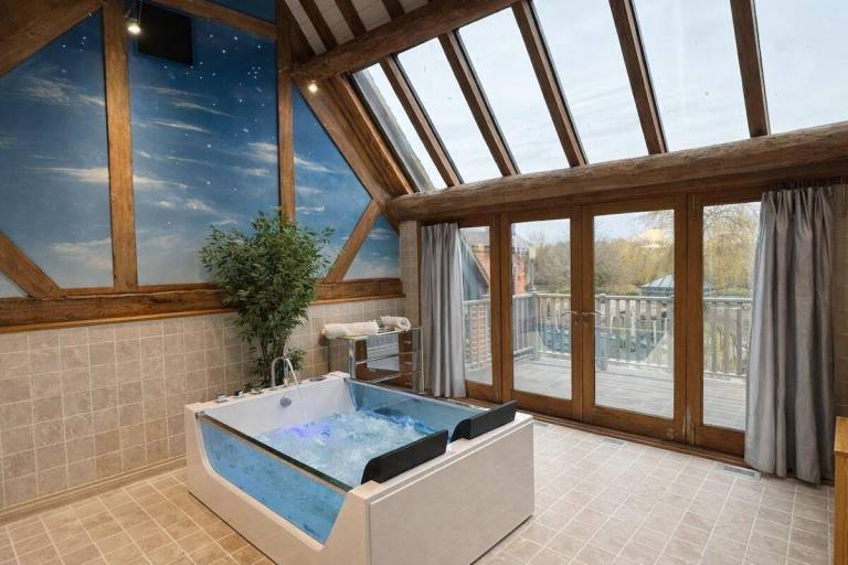 Beautiful apartment with yard & jacuzzi | Pets are welcome — photo 3