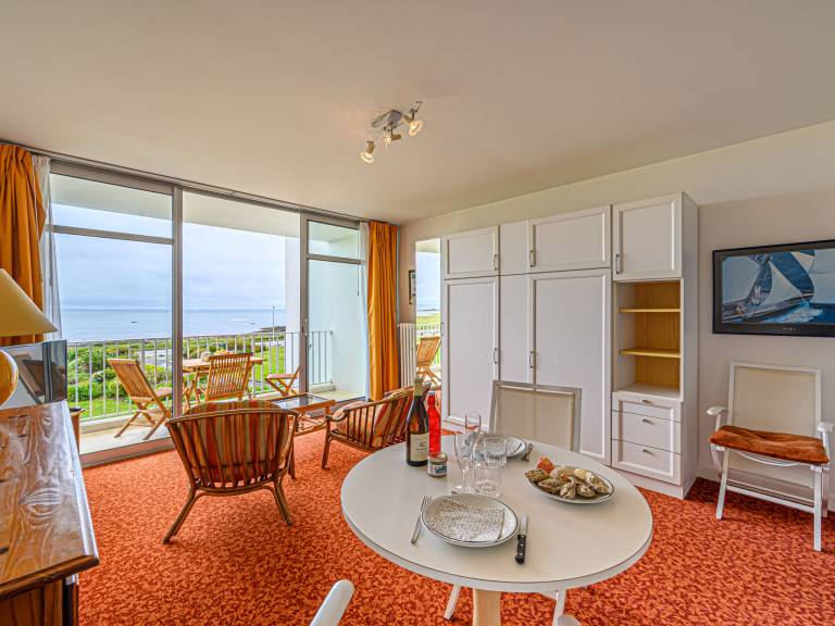 Rental apartment with patio & garden | Sea view — photo 5