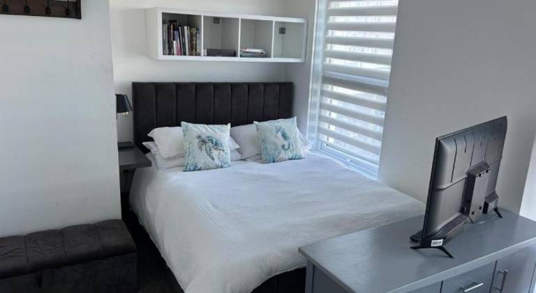 Cosy 2 Bedroom Coastal Retreat with Sea Views and a Private Indoor Hot Tub — photo 2