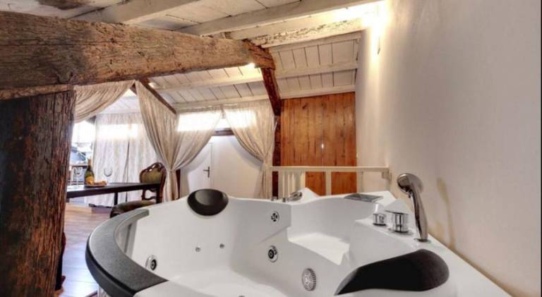 Apartment with terrace & jacuzzi | Close to Rialto Bridge | Suitable for remote work | Pets are welcome — photo 3