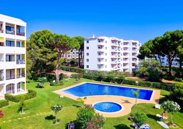 Cozy Apartment with Balcony, Sea Views, Pool & Airco! — photo 2