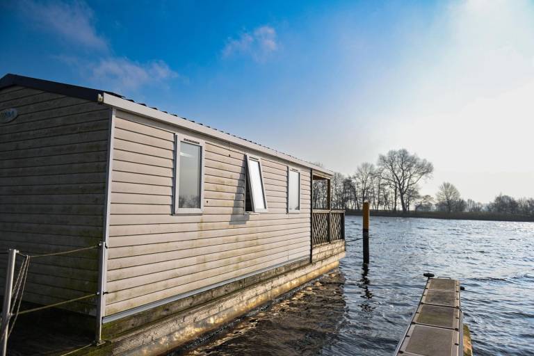 Hausboot 1 an der Eider – Dein schwimmendes Mini-Ferienhaus mit Flussblick — photo 3