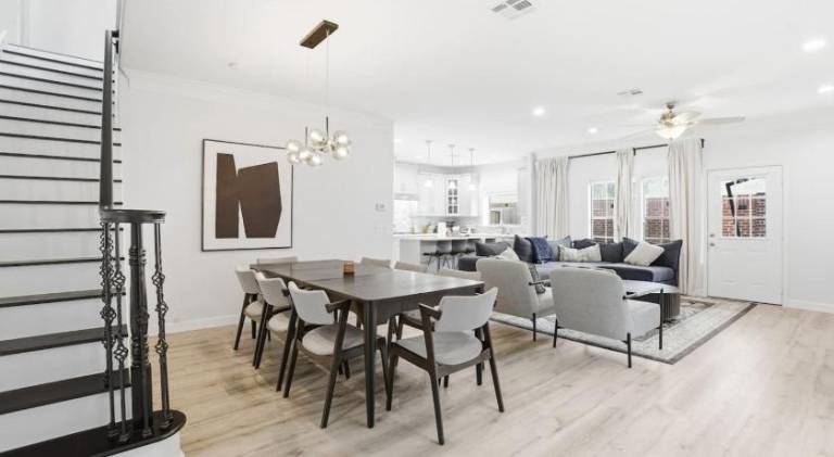 O18B Spacious 3BR Home Sleeps 10 With 2 Living Areas — photo 2