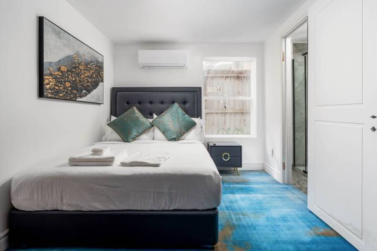 Bed & Breakfast West Queen West