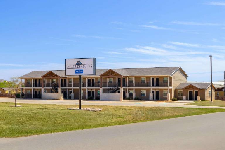 Eagle's Den Suites Cotulla a Travelodge by Wyndham — photo 4