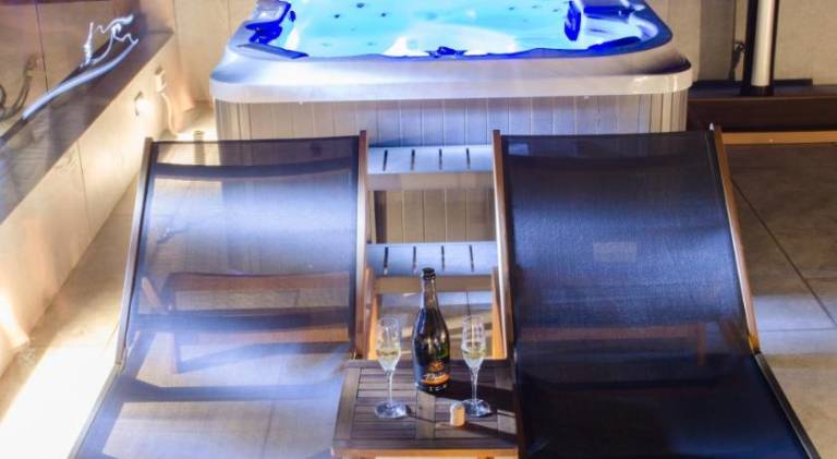 Rental apartment with yard, hot tub & pool — photo 4