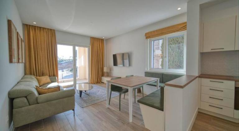 Holiday apartment with pool & patio — photo 4