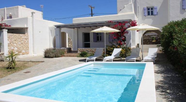 House with pool in Paros