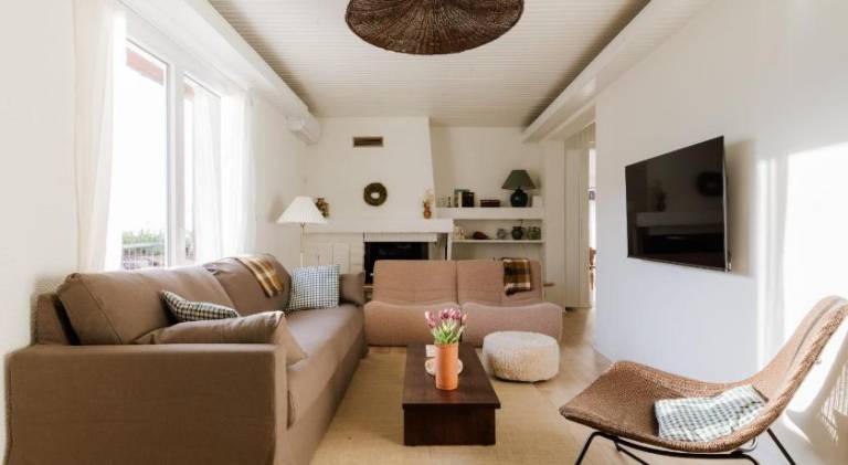 Chalet with pool, hot tub & sauna | Perfect for remote work | Pet-friendly — photo 2