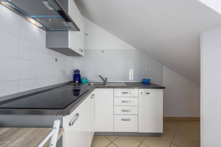 Picturesque apartment just 60 metres from the beach with sea views and private parking — photo 4