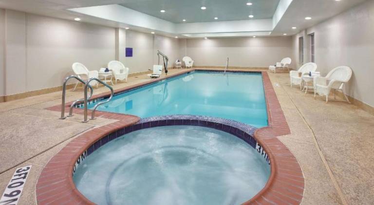 La Quinta Inn & Suites by Wyndham Corsicana — photo 4