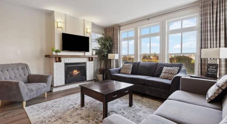 Big house with pool & jacuzzi | Perfect for remote work | Pet-friendly in The Blue Mountains, ON