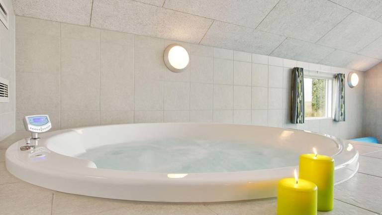 House with jacuzzi, terrace & yard — photo 3