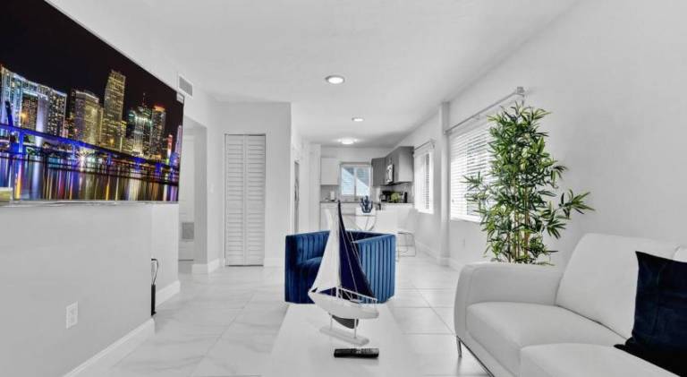 Apartment with 2 rooms for 8 persons in Miami, FL