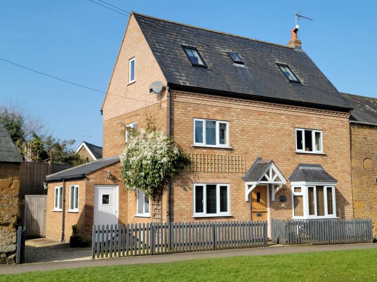 Cottage with yard & barbeque in Warwick
