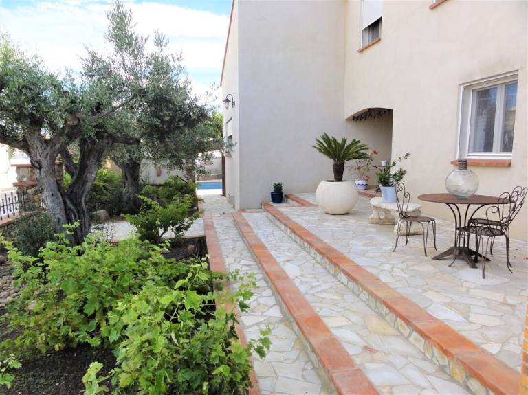 House with private pool | Garden view — photo 5