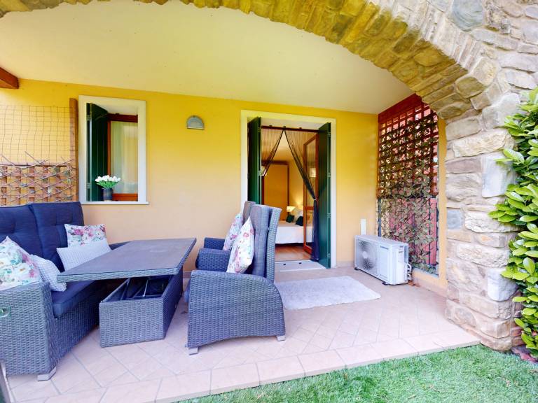Family-oriented apartment with yard, grill & pool | Pet-friendly — photo 4