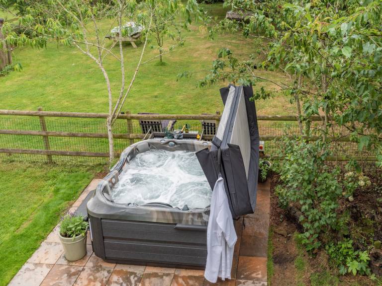 Cottage with terrace, yard & jacuzzi — photo 2