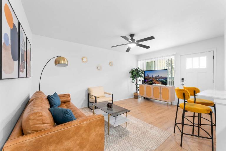Serene West Downtown studio w washer&dryer