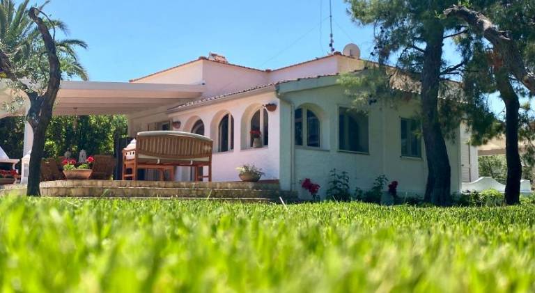 Villa with pool — photo 5