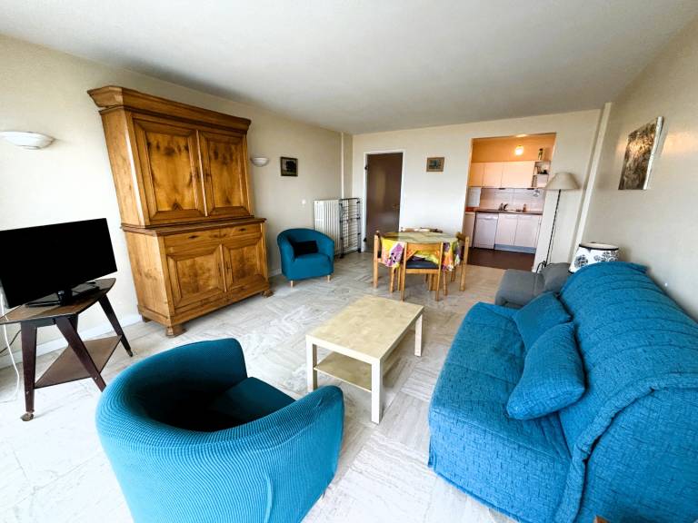 Spacious Studio with Sea View, Near Shops, and Direct Beach Access — photo 2