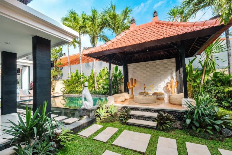 Villa Mia Canggu- 3BR Pool, Finns & Berawa Beach in Bali
