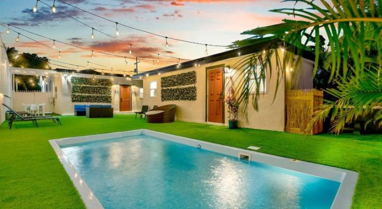 Villa with pool & jacuzzi in Miami, FL