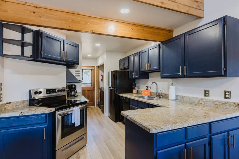 Steps from Lake Pagosa A/C Dogs Welcome Cozy Mountain Townhome — photo 3