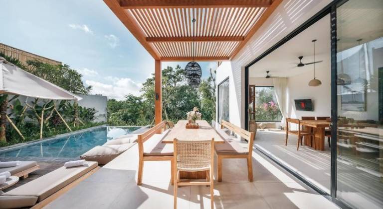 Villa with pool — photo 3