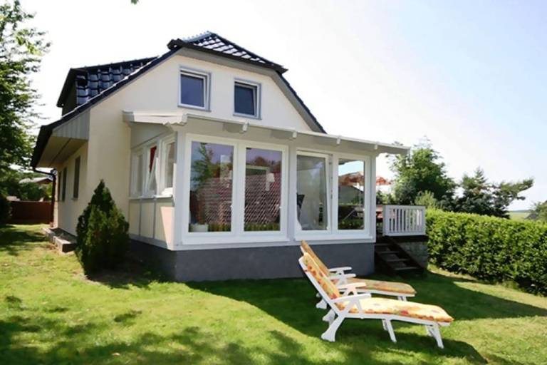 Vacation home with patio, yard & barbecue — photo 2