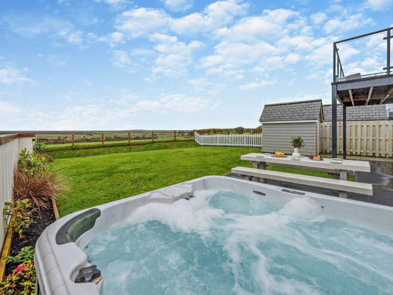 Fully equipped pleasant cottage with jacuzzi & yard | Water view | Pets allowed — photo 2