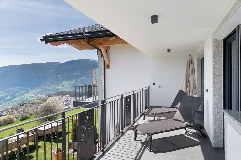 Holiday Apartment 'Platiederhof Apt Unterpulg' with Mountain View, Shared Garden & Wi-Fi in Villandro