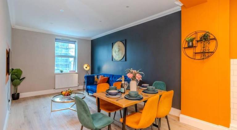 Glamours Two Bedroom flat I Sleep 6 Guests I Walking distance to Brighton Beach — photo 3