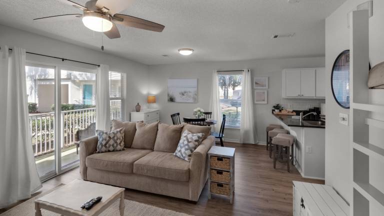 Walking Distance to Beach, Large Pool, Ground Floor Free Attraction Tickets! in Seaside, FL