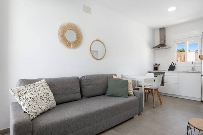 Holiday apartment with patio, private pool & yard — photo 3