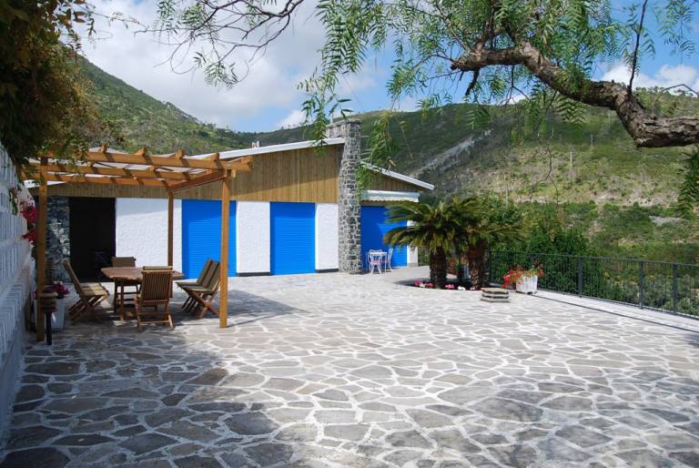 Family-oriented villa with garden | Sea view | Beach nearby | Pet-friendly — photo 2