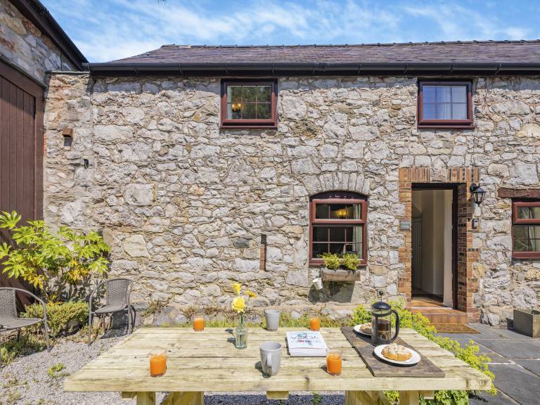 Children-friendly cottage with hot tub | River view | Pets allowed in Conwy
