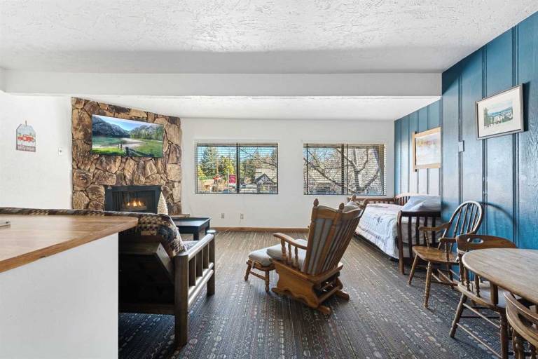 Village Suites Inn American Black Bear Perfect Location In the Village Fully equipped upstairs unit. — photo 3