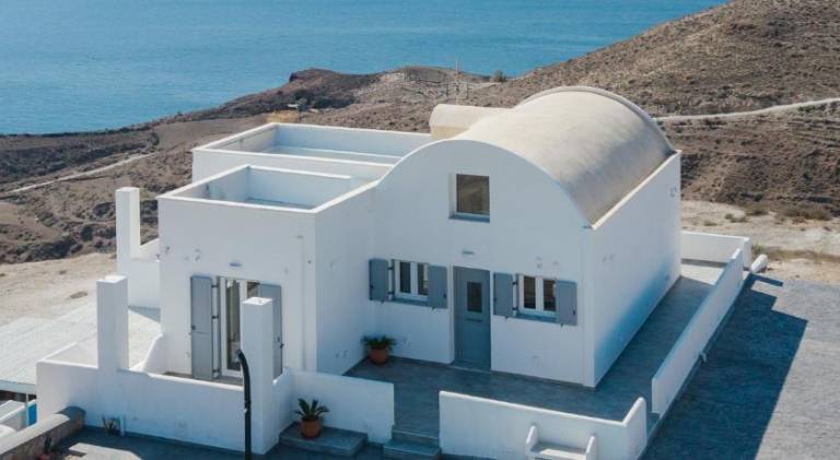 Villa with yard, patio & jacuzzi in Santorini