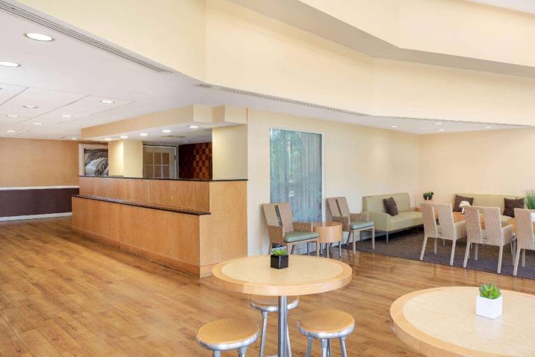 La Quinta Inn & Suites by Wyndham Sarasota Downtown — photo 3