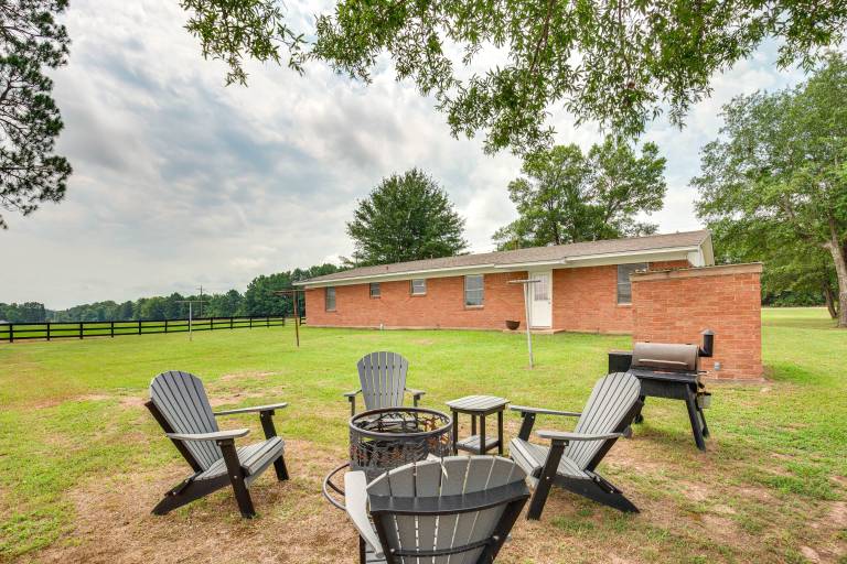 Cozy De Kalb Home w Grill on 100 Acres