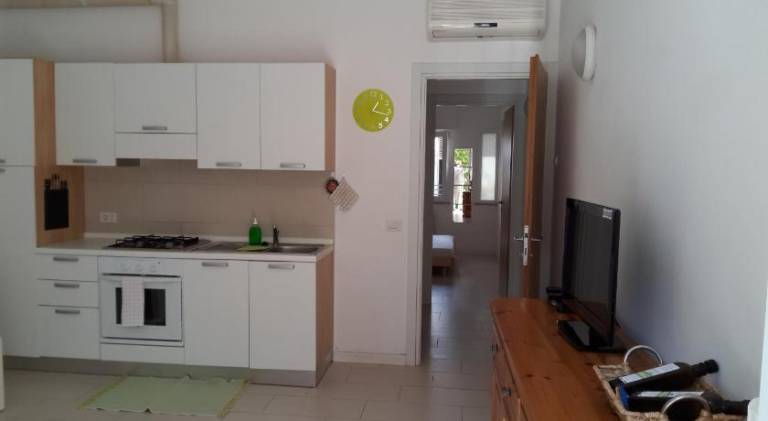 Holiday apartment with patio & yard — photo 3