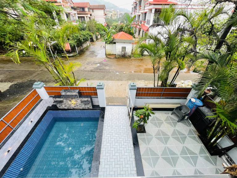 Bungalow with pool & yard — photo 5