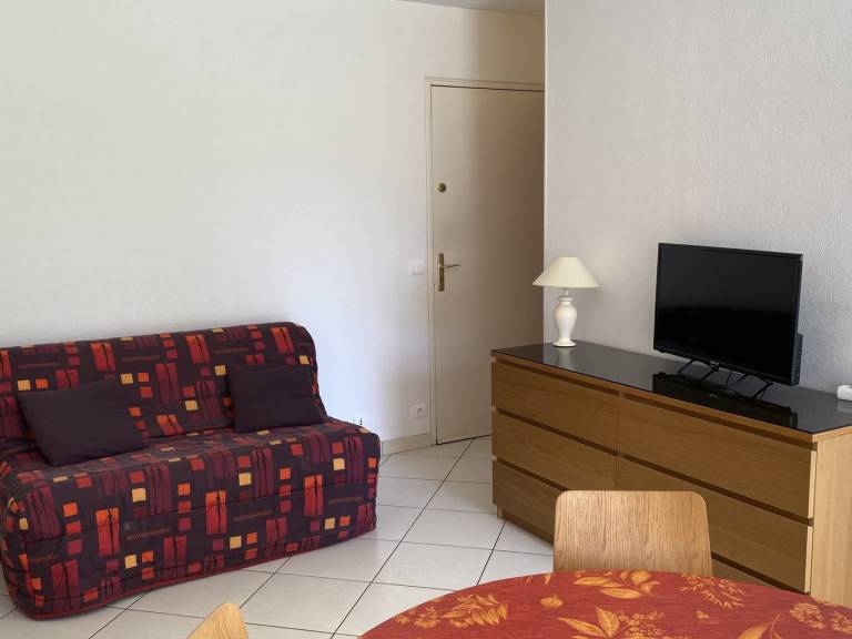 Cozy Garden-Level Studio Near Beach in Cabourg – Pet Friendly, Sleeps 4 — photo 5