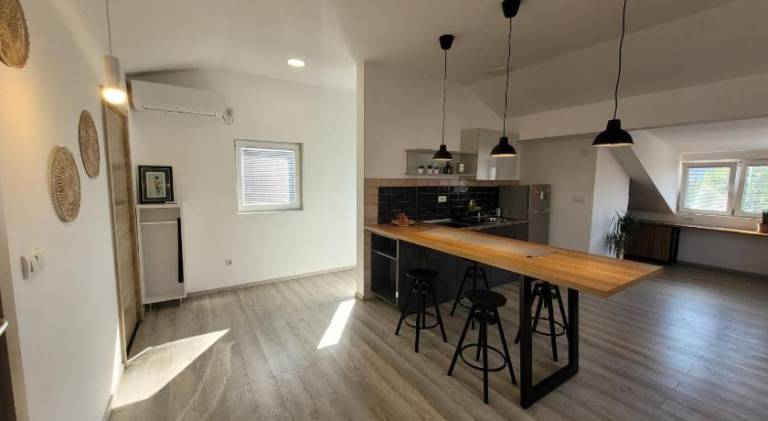 Rental apartment with patio — photo 3