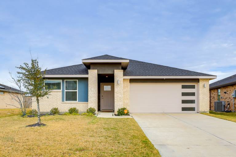 Resort Perks & Private Hot Tub: Brookshire Retreat in Waller, TX