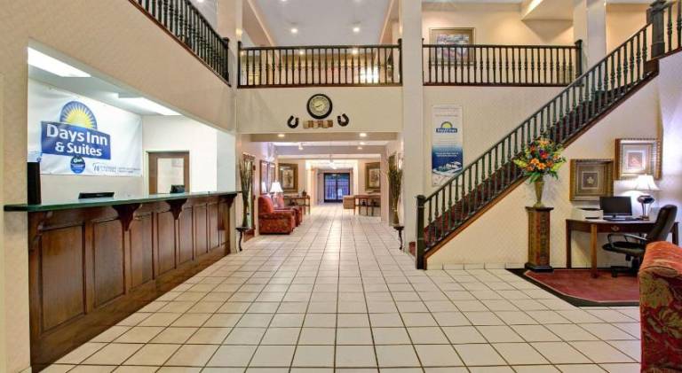 Days Inn & Suites by Wyndham Hickory — photo 2