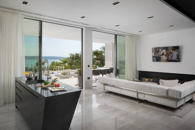 Villa with terrace, sauna & barbeque | Water view — photo 4